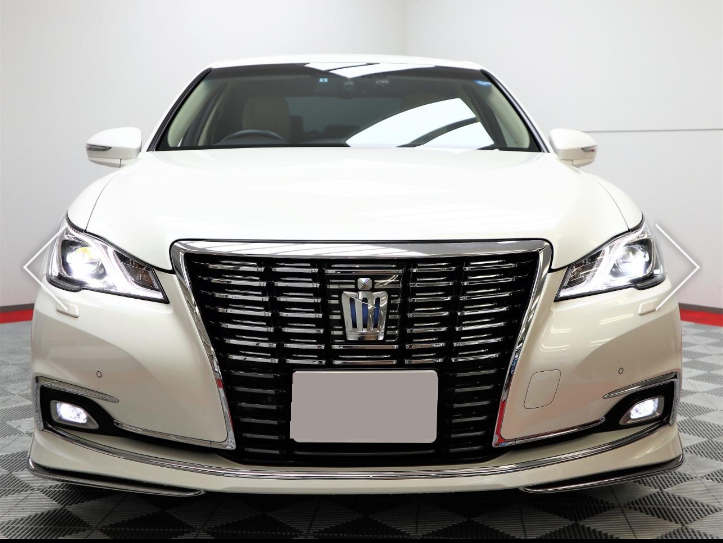 Toyota crown aws210