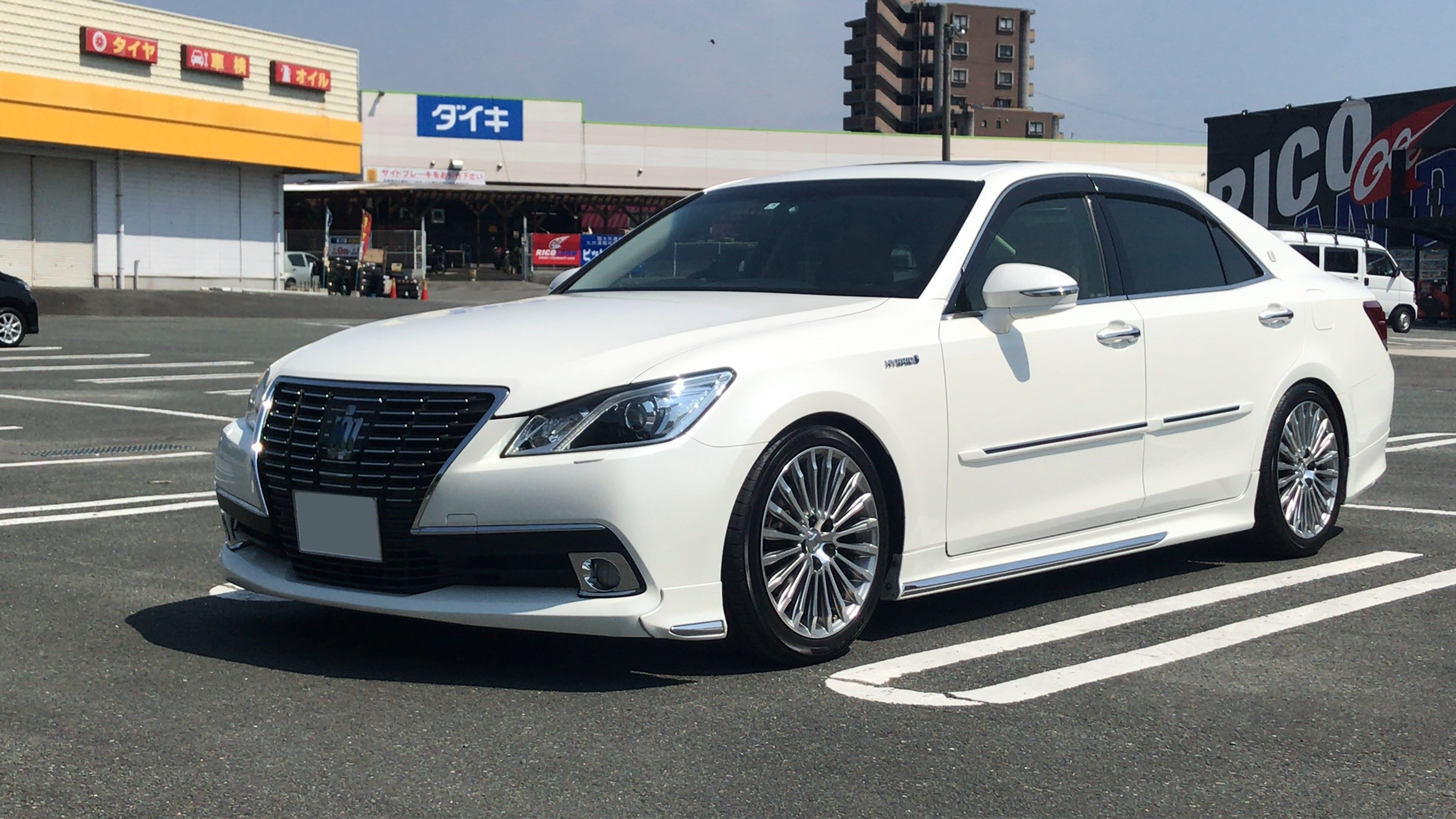 Toyota crown aws210